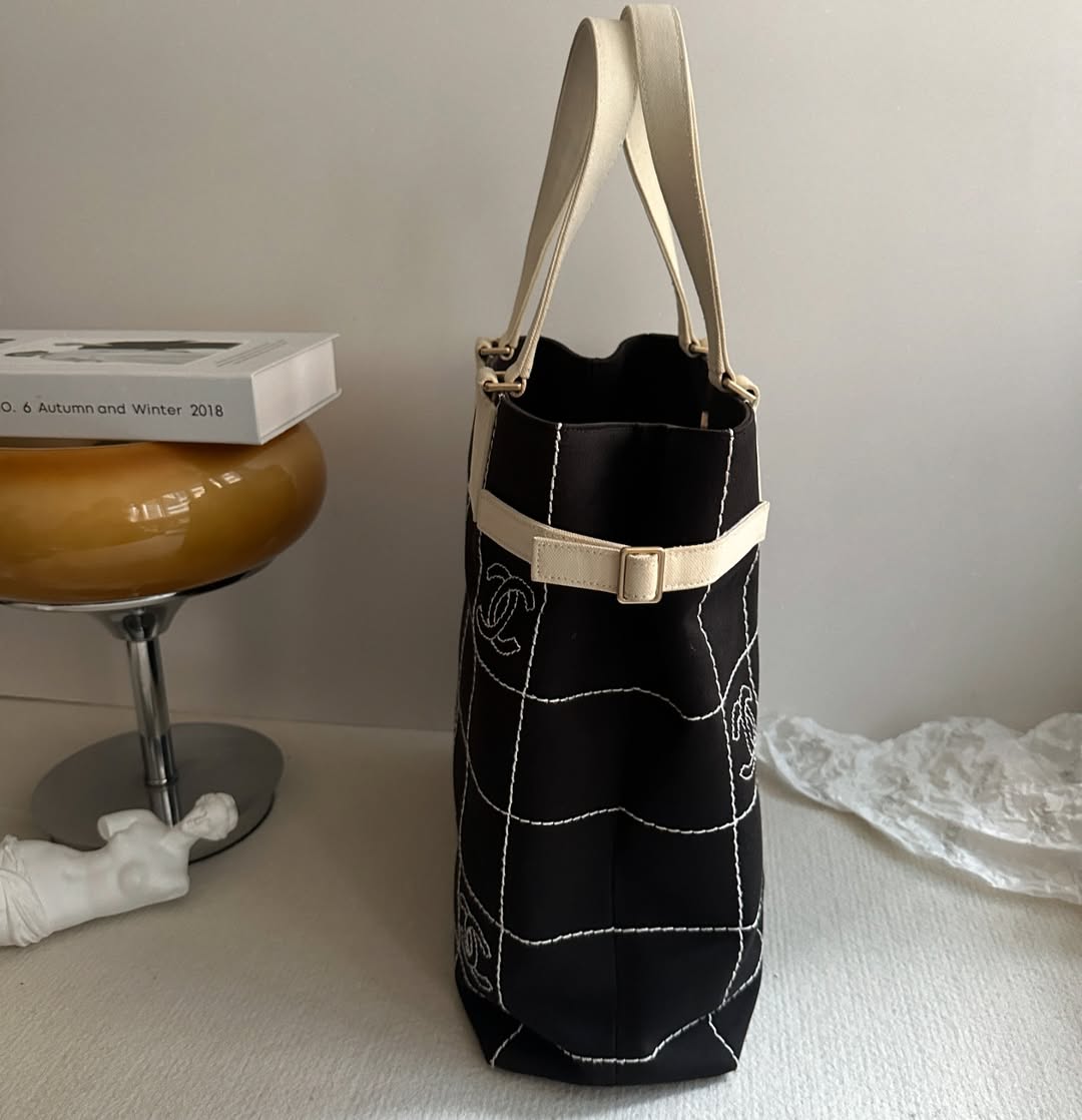 CHANEL Tote Bag（Black & White）｜Causal Chic × Everyday Practicality 🖤🤍