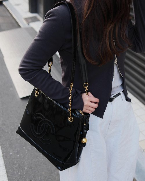 Chanel Patent Leather Shoulder Bag 🖤｜Large CC Logo・Glossy Patent Finish・Elegant Everyday