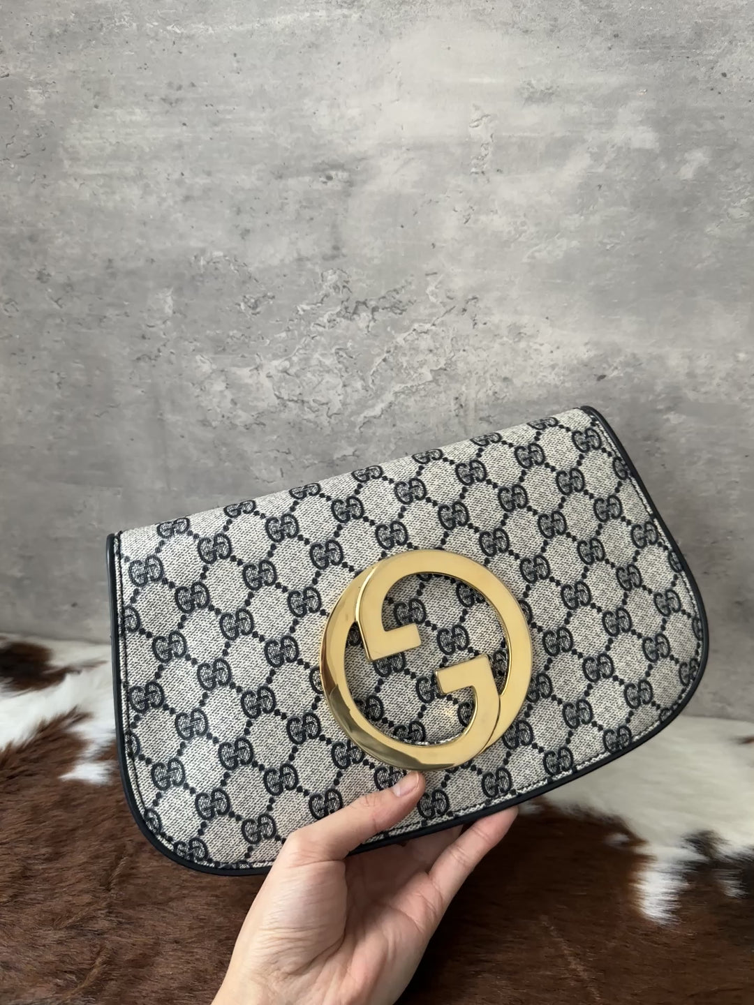 Gucci “GG Monogram Clutch with Oversized Gold Logo” ✨ | Convertible Crossbody & High-Value Classic