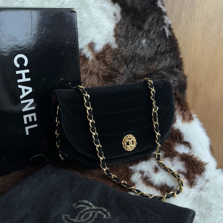CHANEL Velvet Half Moon Shoulder Bag 🖤｜Elegant Velvet Texture × Vintage CC Medallion × Classic Curved Silhouette