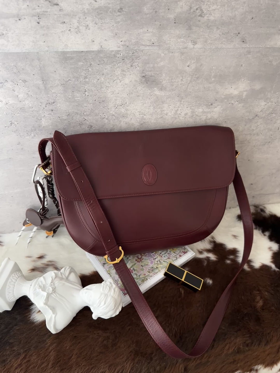 Cartier Burgundy Leather Messenger Bag 🍷｜Roomy Capacity × Crossbody Styling × Elegant Casual Look