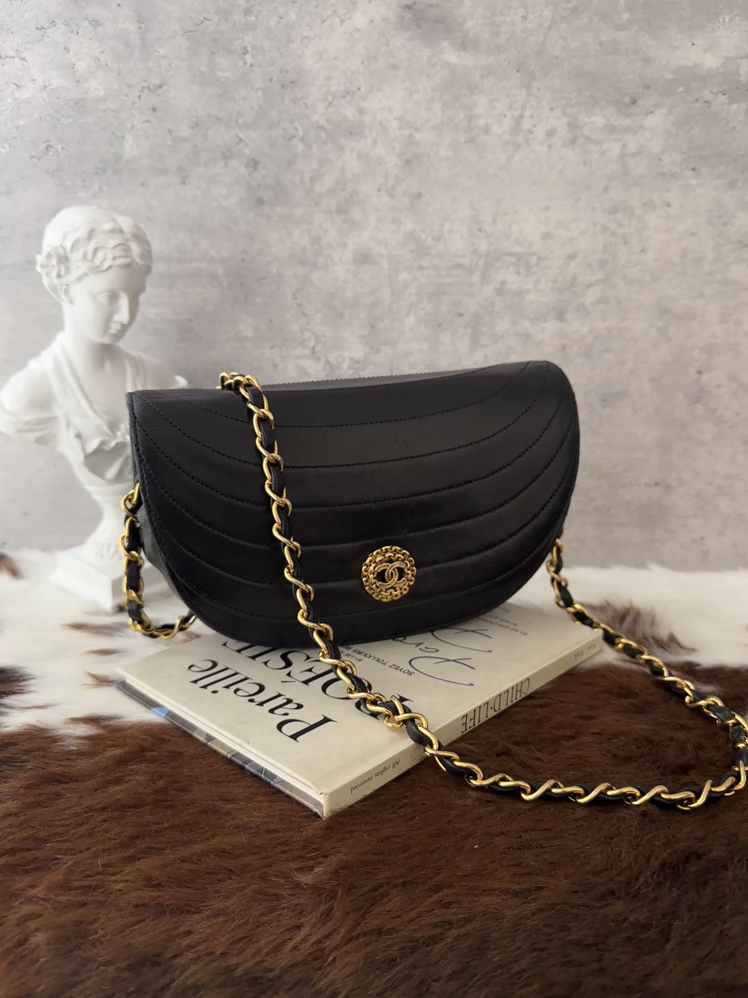 CHANEL Vintage Half-Moon Chain Shoulder Bag 🖤｜Carved CC Clasp × Classic Vintage Shape × Great Price