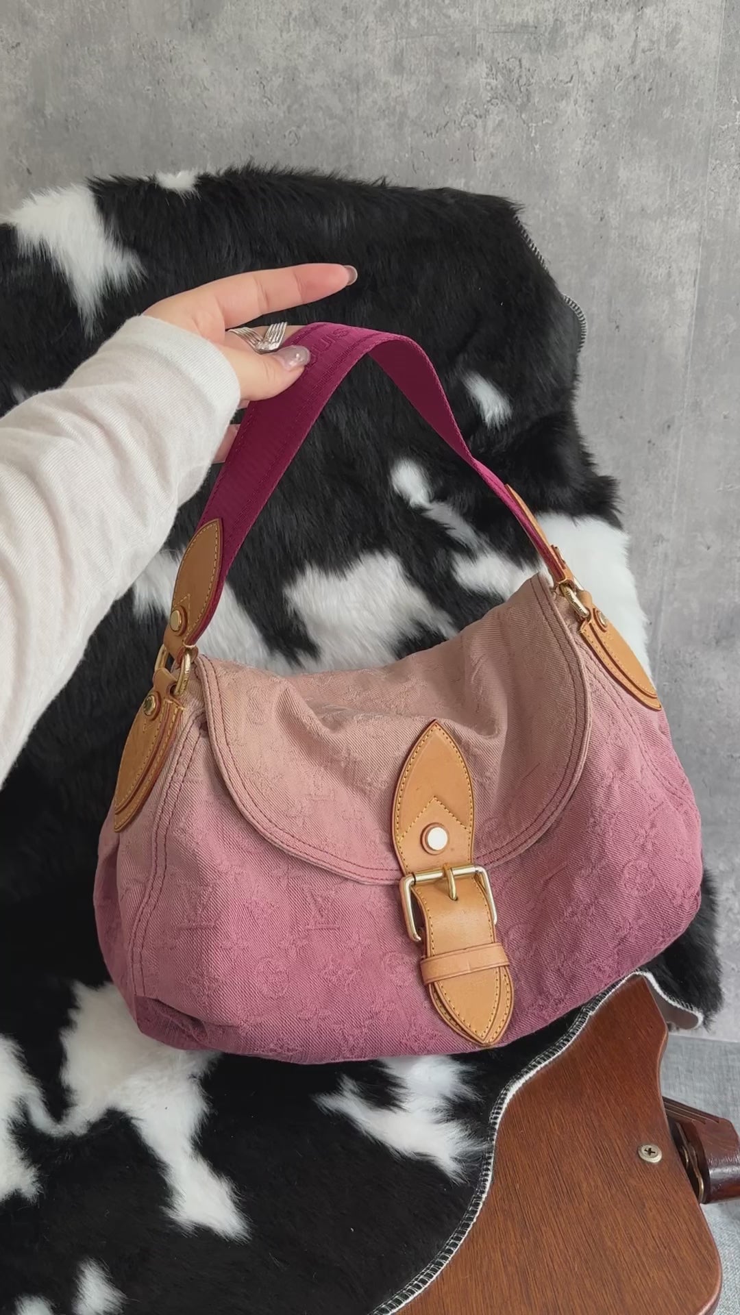 Louis Vuitton Denim Hobo Bag 😻｜Sunset Gradient Denim × Monogram Pattern × Lightweight Everyday Style