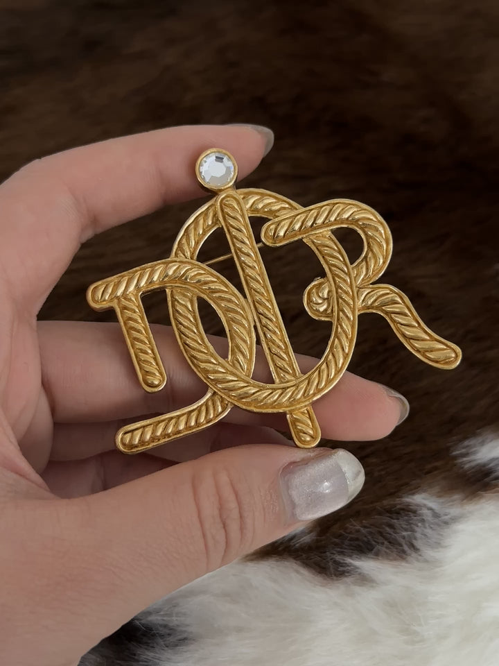 Dior “Carriage Rope Monogram Brooch” 🐎✨ | Vintage Couture Flair & Sculptural Golden Detail
