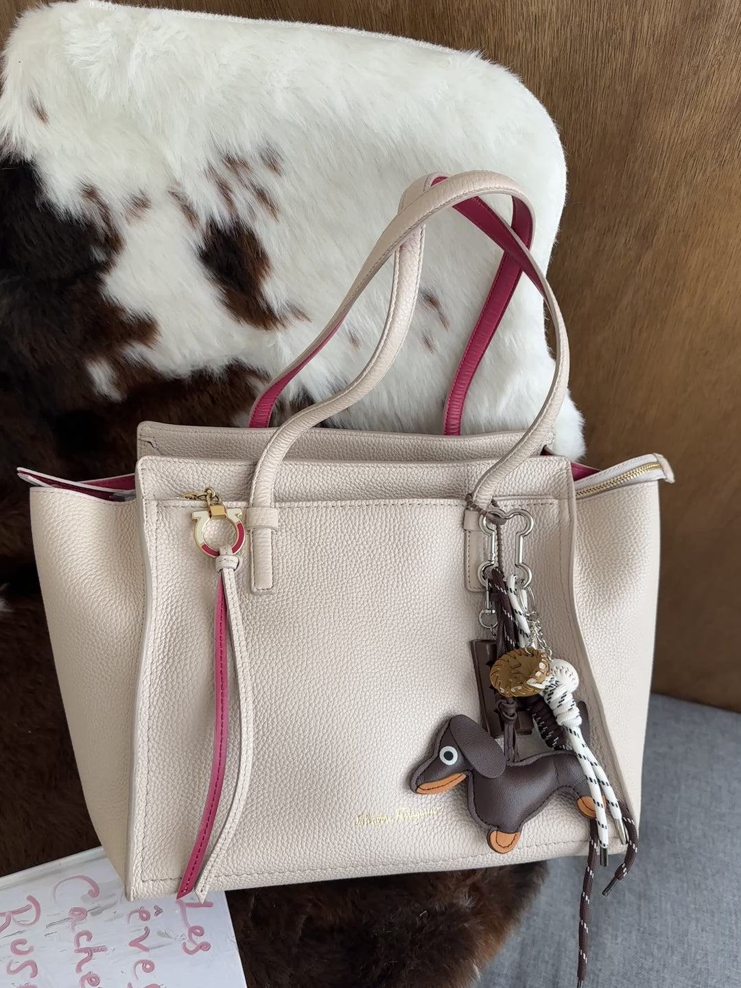 Ferragamo Leather Shoulder Bag 🤍🩷✨｜Bicolor Design・Grained Leather・Spacious Interior