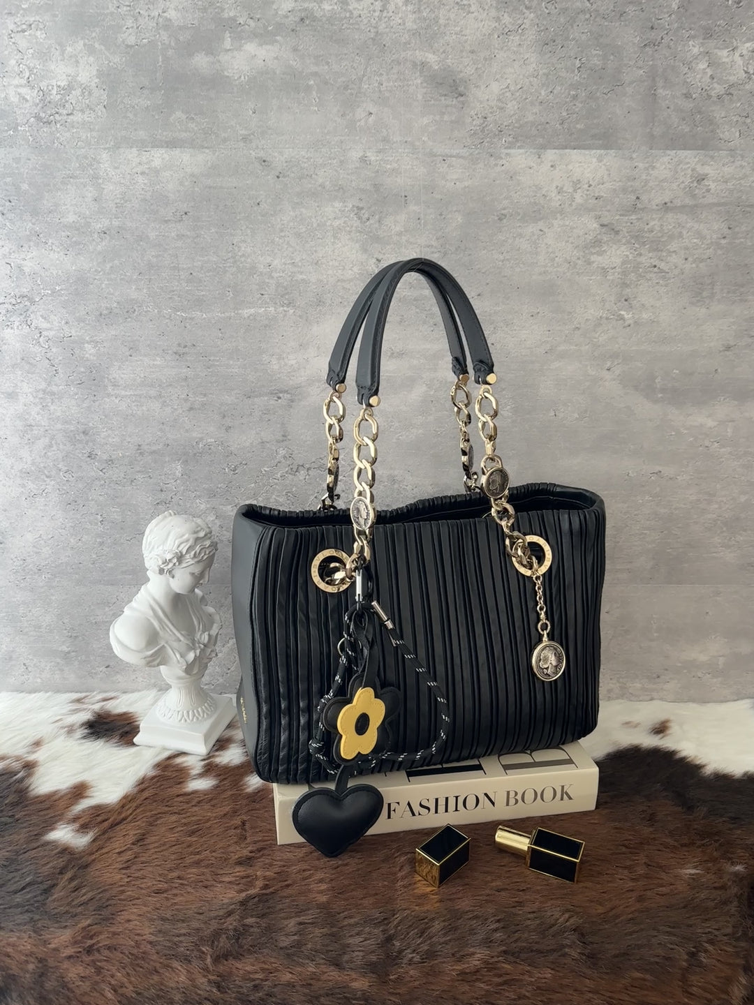 Bvlgari Pleated Chain Tote ✨🖤｜Gold-Tone Chain・Medallion Charms