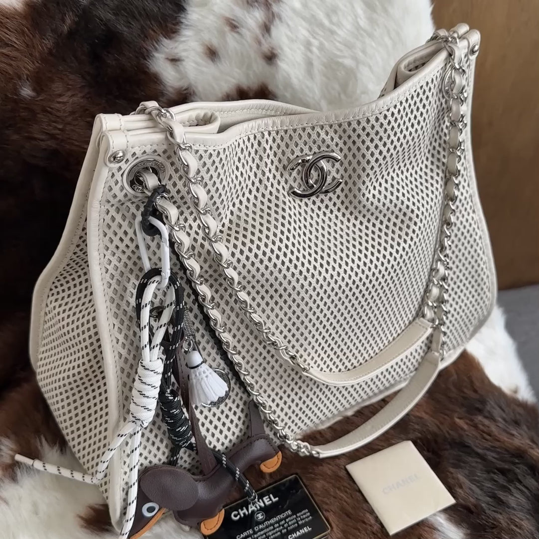CHANEL Perforated Leather Chain Tote Bag 🤍｜Unique Perforated Design × Versatile Chain Strap × Spacious Everyday Capacity