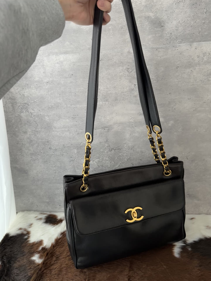Chanel “Double-CC Turn-Lock Shoulder Tote” 🖤✨ | Wide Leather Straps, Dual CC Logos & Laptop-Friendly Size