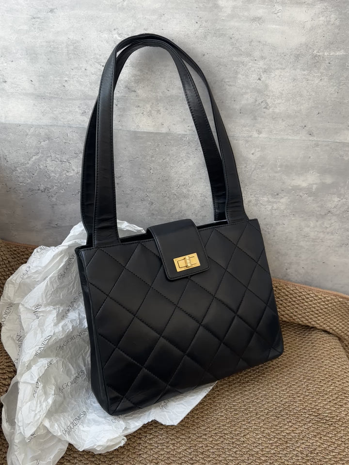 CHANEL Quilted 2.55 Gold-Turnlock Shoulder Bag 🖤｜Vintage Classic with Spacious Elegance