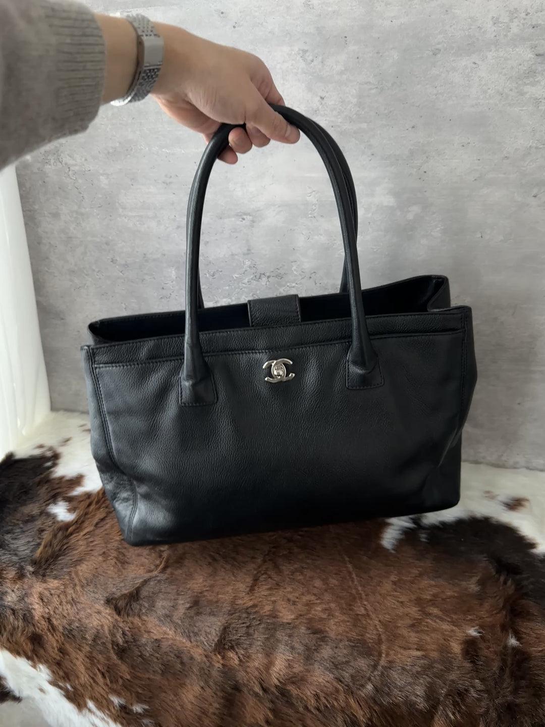 Chanel “Black Caviar Leather Silver-CC Shoulder Tote” 🖤✨ | Durable Luxury & Laptop-Friendly Capacity