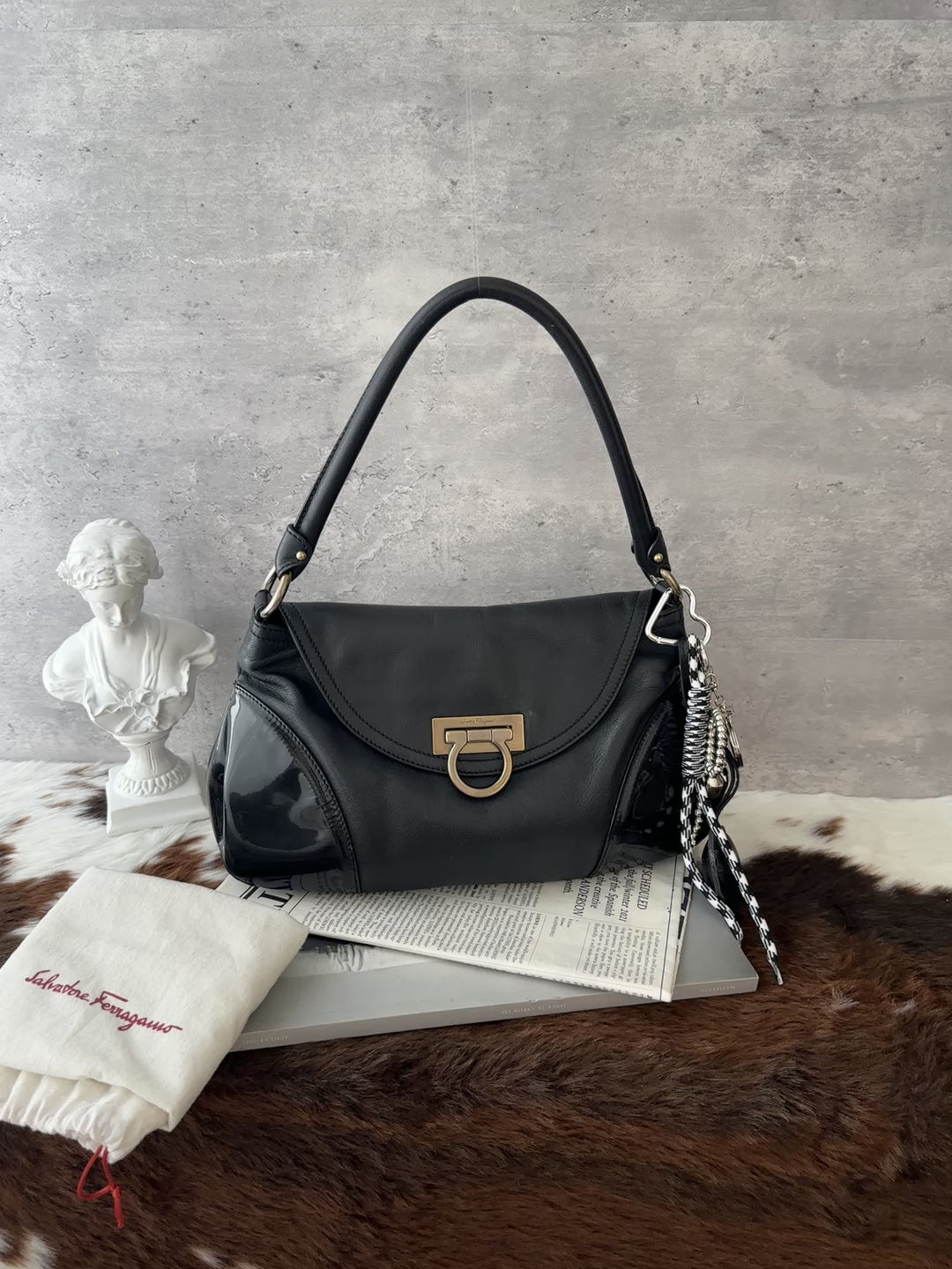 Ferragamo Gancini Mixed-Leather Shoulder Bag 🖤✨｜Black Leather・Patent Leather Details