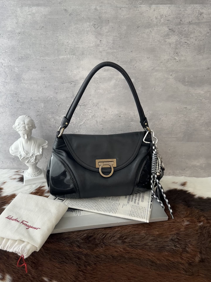 Ferragamo Gancini Mixed-Leather Shoulder Bag 🖤✨｜Black Leather・Patent Leather Details