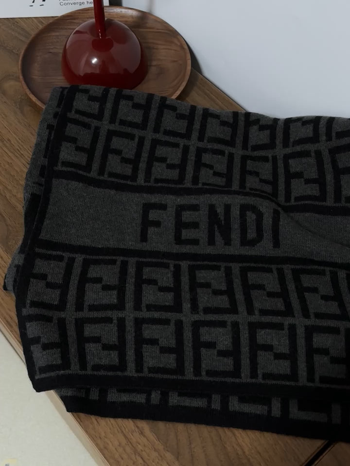FENDI FF Monogram Knit Scarf｜Classic Double-F Pattern × Winter Essential × Versatile Charcoal Tone