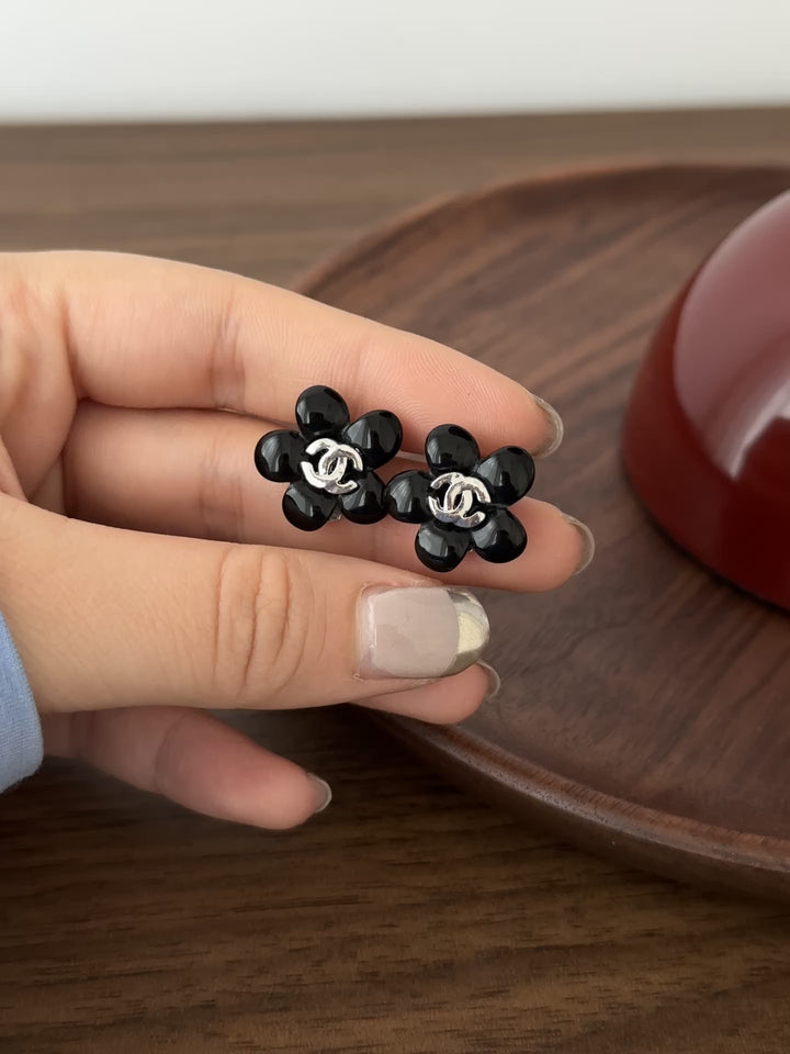 CHANEL Black Camellia Stud Earrings – Glossy Petals × Silver CC Center × Chic &amp; Playful✨