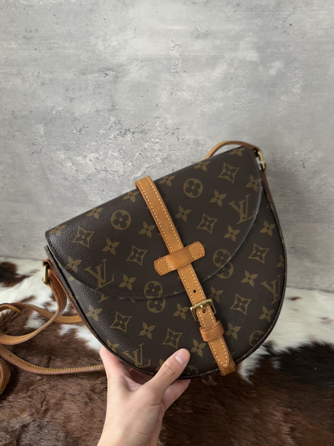Louis Vuitton “Vintage Shield Crossbody” 🤎✨ | Ultra-Rare Arch Silhouette