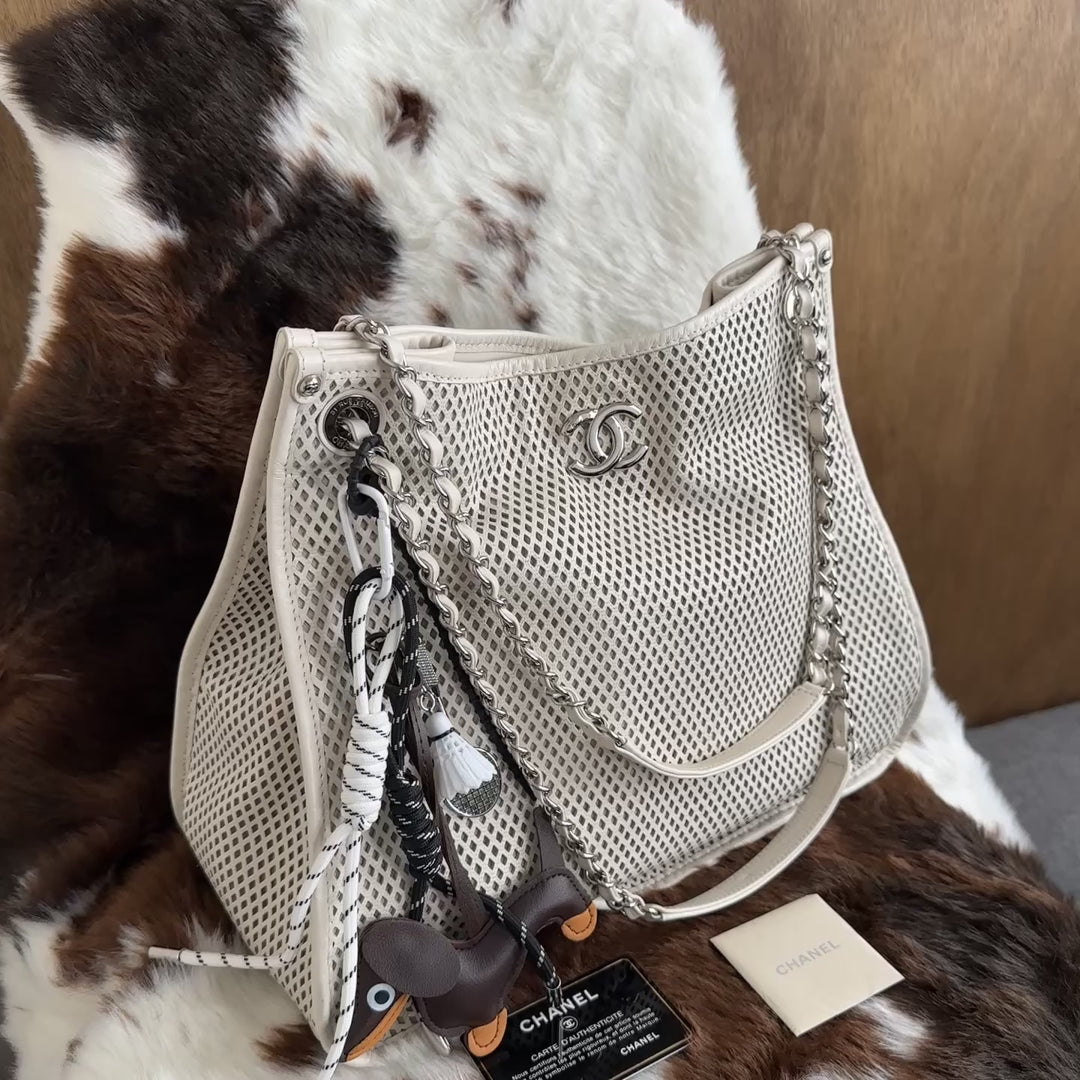 CHANEL Perforated Leather Chain Tote Bag 🤍｜Unique Perforated Design × Versatile Chain Strap × Spacious Everyday Capacity
