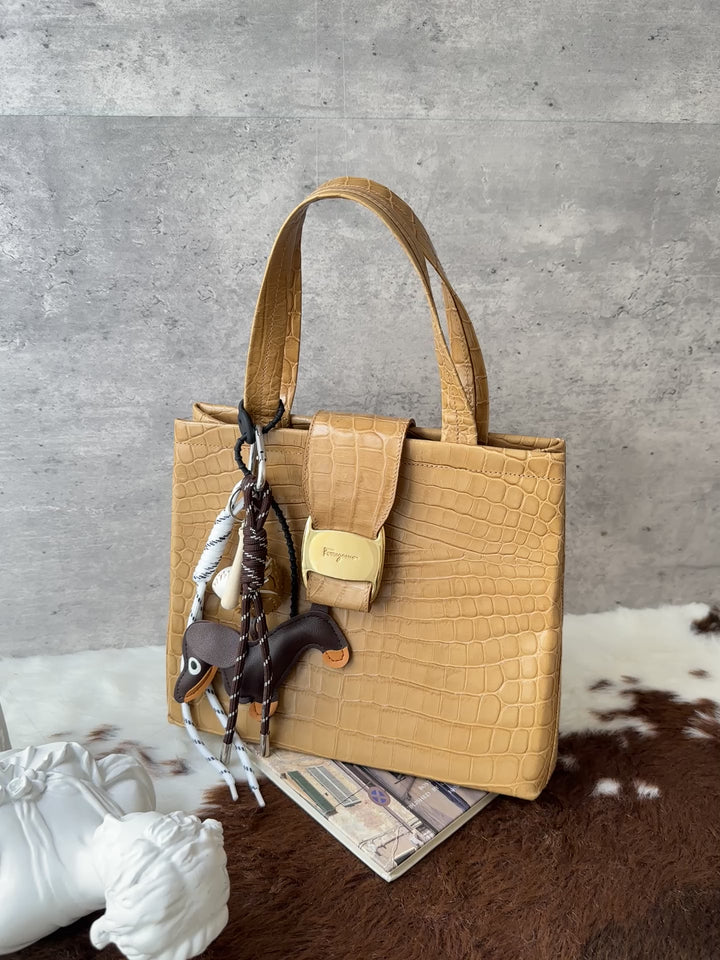 Ferragamo Croc-Embossed Milk Tea Small Tote Bag 💛｜Gold-Tone Clasp × Croc-Embossed Leather × Elegant Daily Size