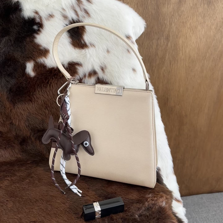 Valentino Garavani Ivory Leather Shoulder Bag 🤍｜Elegant Ivory Tone × Vintage Frame Closure × Structured Silhouette✨