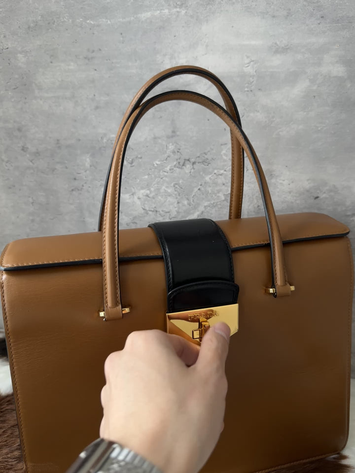 PRADA 🤎 Milk Caramel Leather Tote｜Structured Boxy Shape × Elegant Turn-Lock × Daily Sophistication
