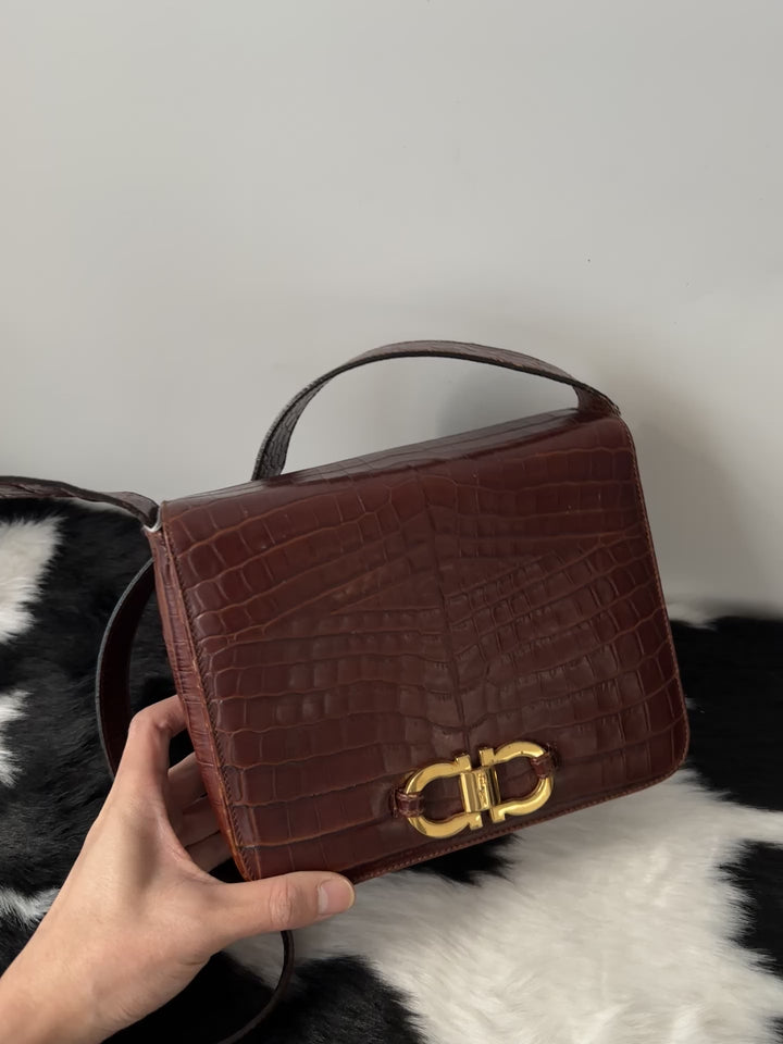 FERRAGAMO Croc-Embossed Horseshoe Buckle Crossbody｜Lightweight Daily Luxury × Rich Bordeaux Tone × Iconic Gancini Detail 🔥🤎