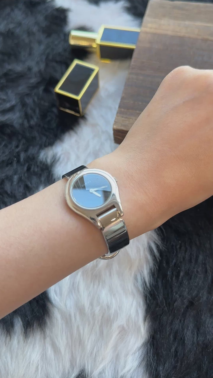 GUCCI 6700L Sculptural Bangle Watch 🖤｜Minimal Black Dial × Sculptural Silver Bracelet × Rare Buckle-Inspired Design