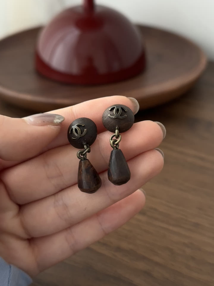 CHANEL Wooden Drop Earrings – Vintage Charm × Dark Wood Tones × Subtle CC Detail ✨
