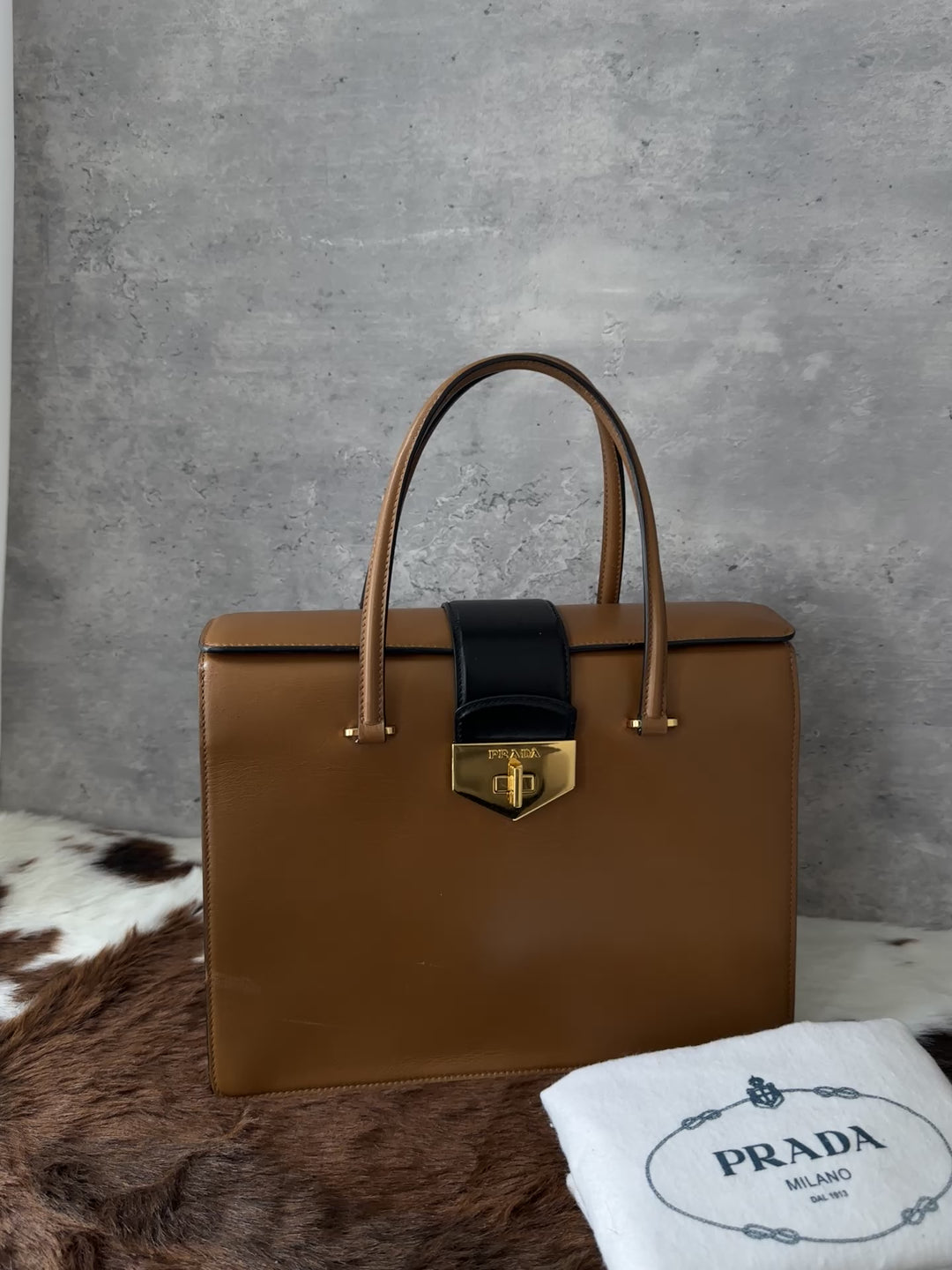 PRADA 🤎 Milk Caramel Leather Tote｜Structured Boxy Shape × Elegant Turn-Lock × Daily Sophistication