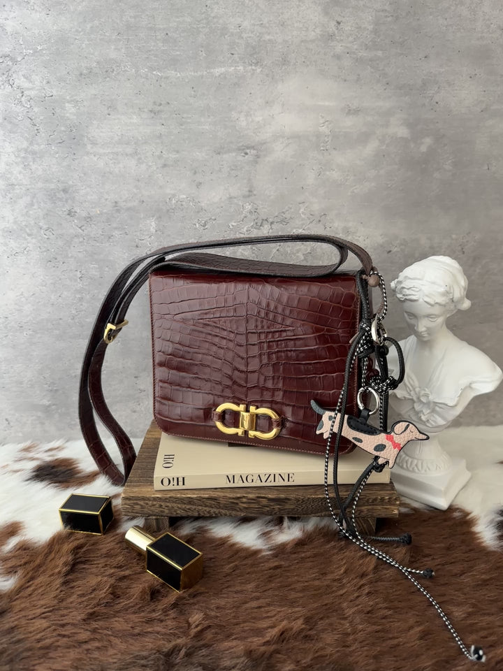 Ferragamo Croc-Embossed Box Crossbody Bag 😍🤎｜Croc-Embossed Leather × Gancini Hardware × Adjustable Strap