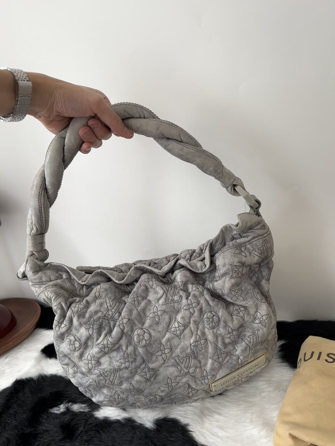 LOUIS VUITTON Cloudy Leather Hobo｜Soft Washed Elephant Grey × Ultra-Puffy Silhouette × Rare All-Leather Edition ☁🐘✨
