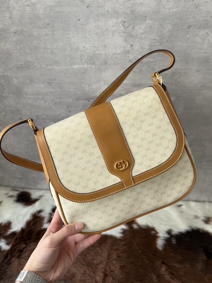 Gucci “Caramel Leather Trim Crossbody” 🤎✨ | Light Monogram PVC • Ultra Durable • Classic GG Gold Detail