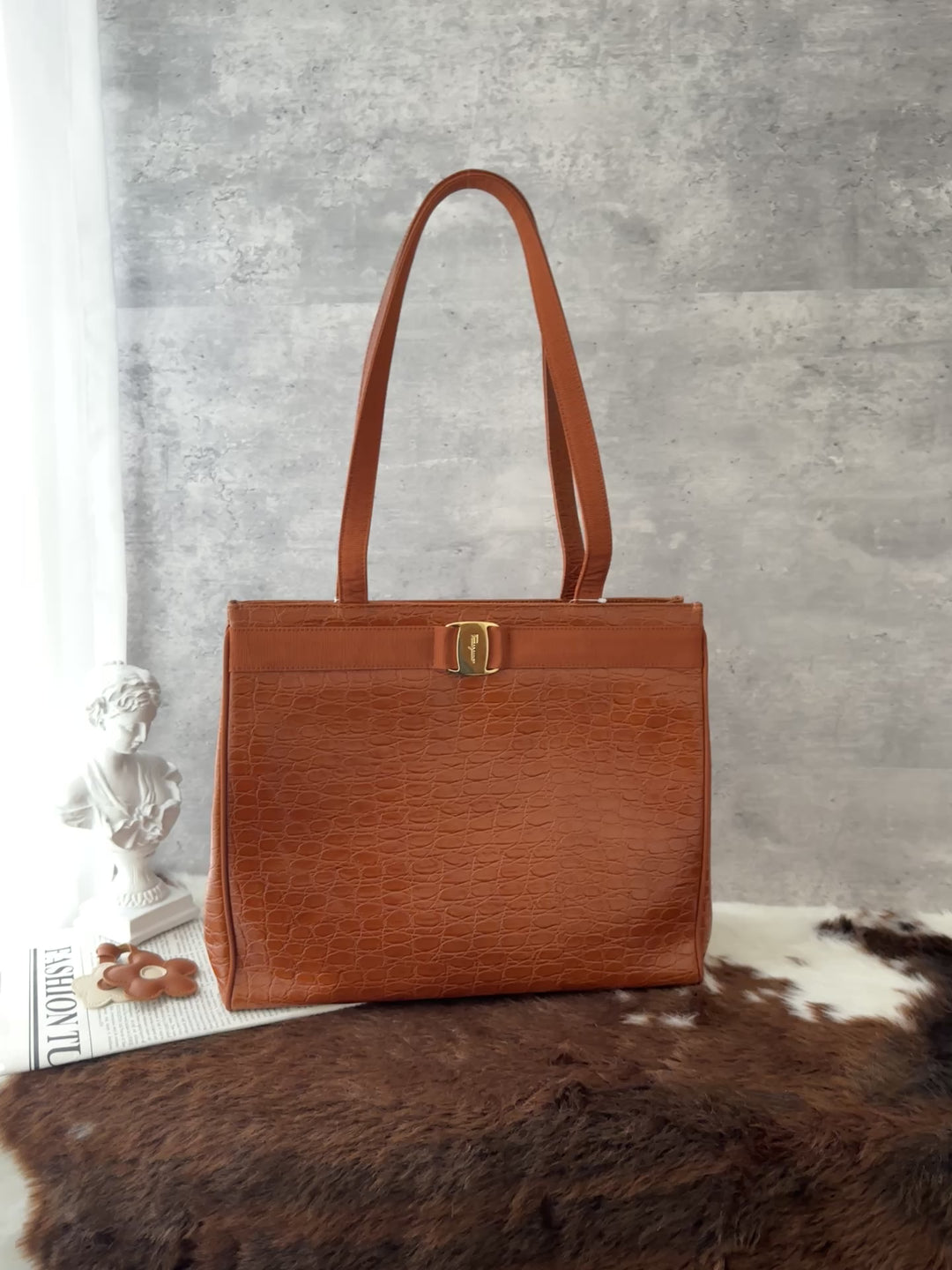 FERRAGAMO Croc-Embossed Tote Bag 🤎🧡｜Croc-Embossed Leather × Gancini Detail × Laptop-Friendly Capacity