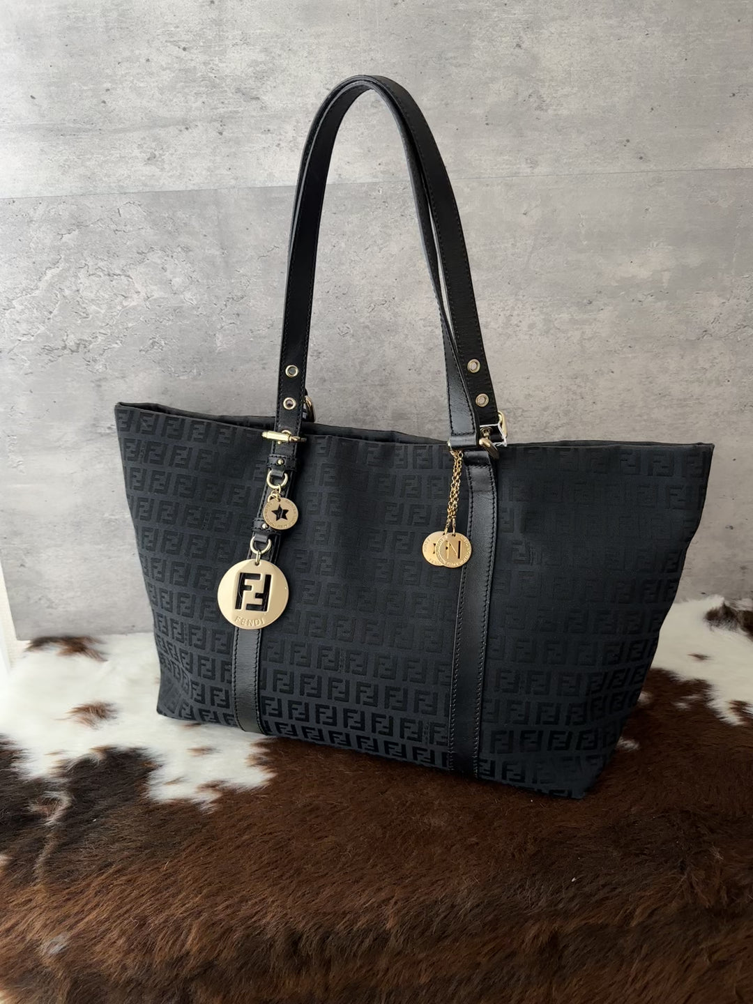 Fendi Zucca Monogram Neverfull-Style Zip Tote Bag 🖤｜Black Monogram × Zip Closure × Statement Charms✨