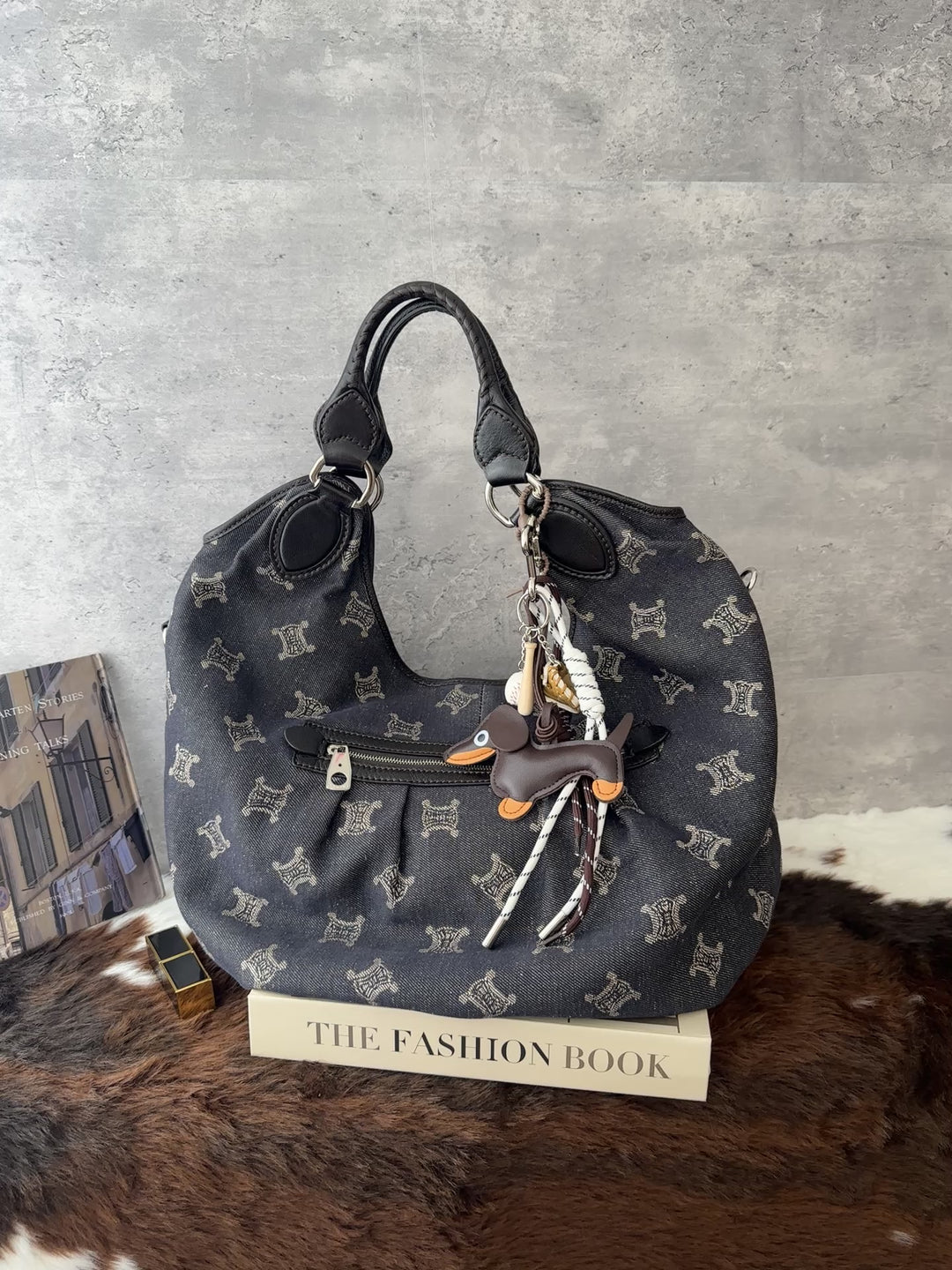 CELINE Triomphe Denim Hobo Bag 💙🖤｜Lightweight Carry｜Spacious Interior｜Convertible Styling