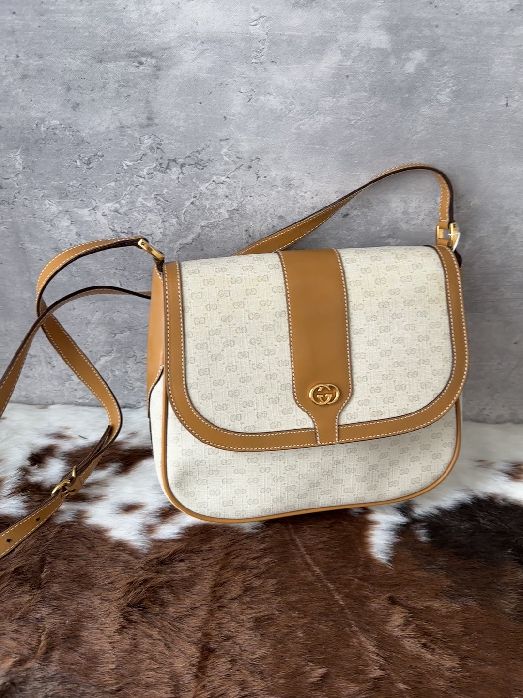 Gucci “Caramel Leather Trim Crossbody” 🤎✨ | Light Monogram PVC • Ultra Durable • Classic GG Gold Detail