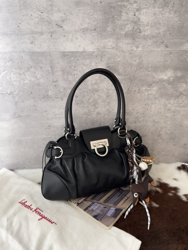 Ferragamo Black Leather Gancini Hobo Bag 🖤｜Full Set × Small City Bag Shape × Silver Hardware✨