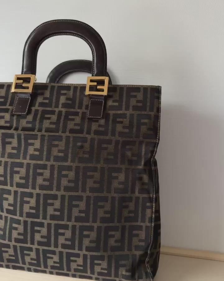 FENDI Tote（Large Vertical Monogram Canvas & Leather）｜Spacious Utility × Timeless Monogram ✨🧸