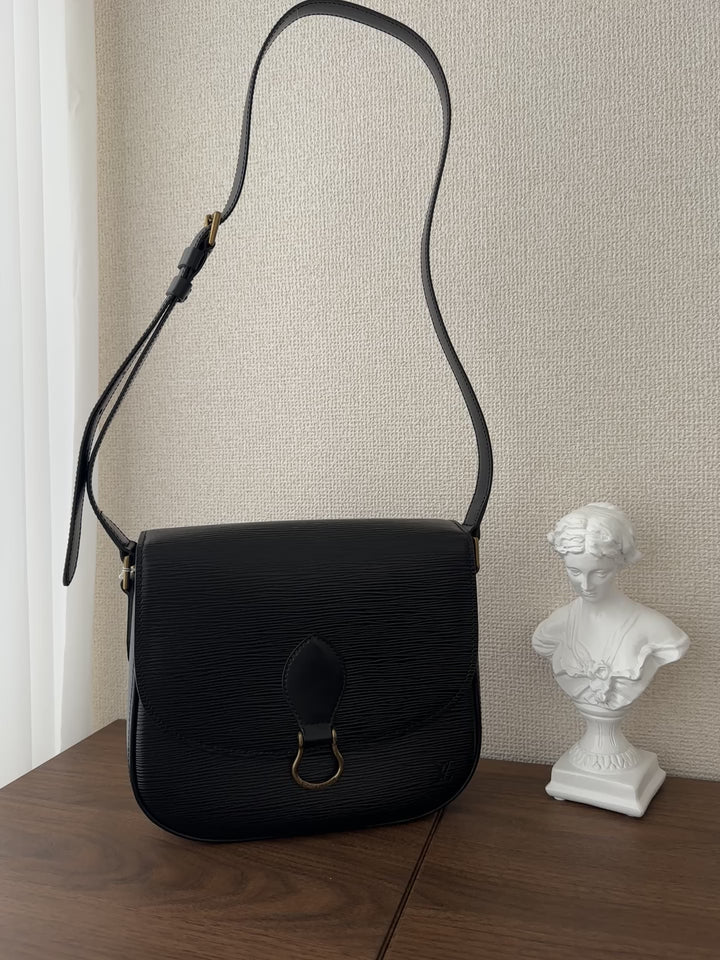 Louis Vuitton Epi Saddle Bag 🖤✨ Lightweight & Spacious