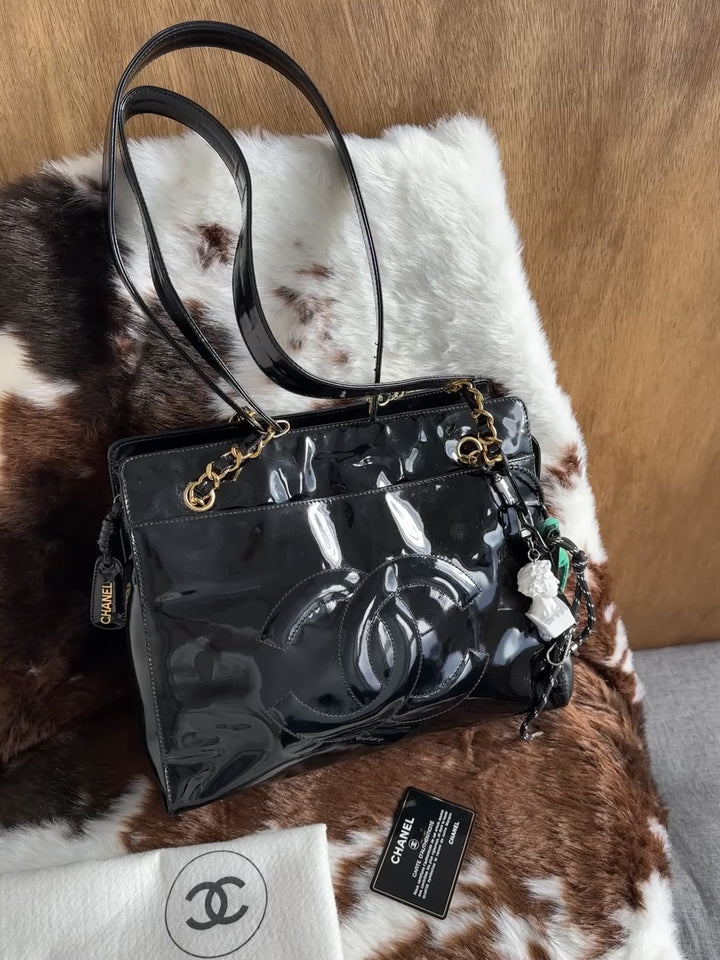 Chanel Patent Leather Shoulder Bag 🖤｜Large CC Logo・Glossy Patent Finish・Elegant Everyday