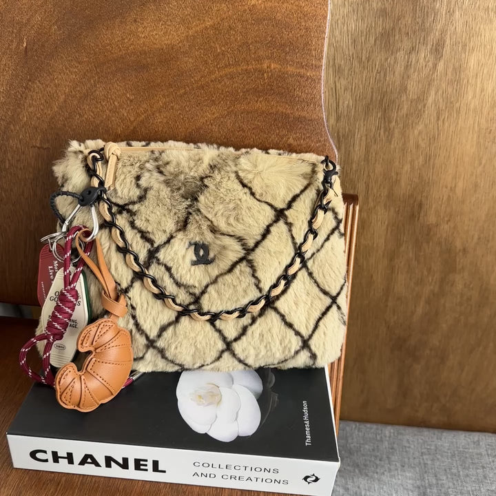 CHANEL Rabbit Fur Quilted Chain Bag 🐰｜Soft Rabbit Fur Texture × Iconic CC Quilting × Versatile Chain Strap