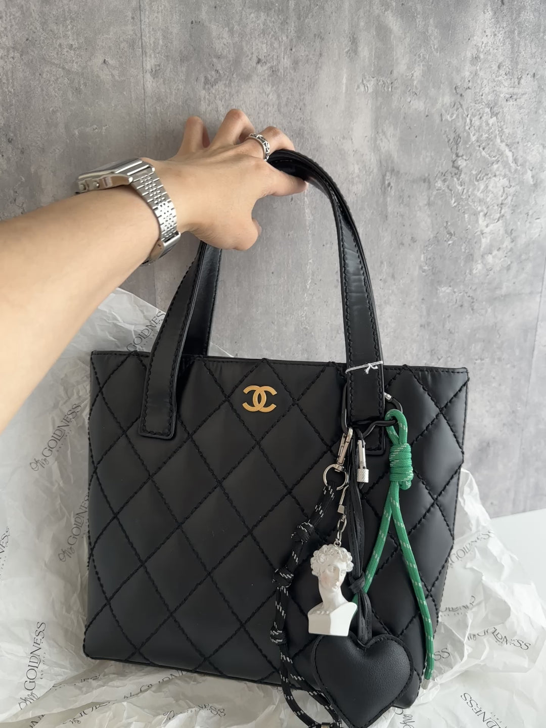 CHANEL So Black Vivian Tote – Gold CC × Shoulder-Friendly Top Handles 🖤 Timeless Elegance, Practical Design