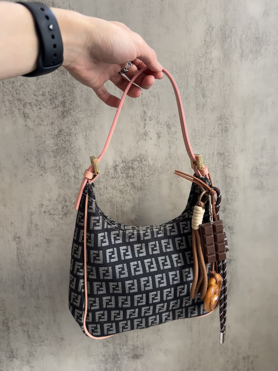 FENDI Zucca Pattern Shoulder Bag 💗｜Pink Leather Trim × Gold Hardware × Logo Canvas