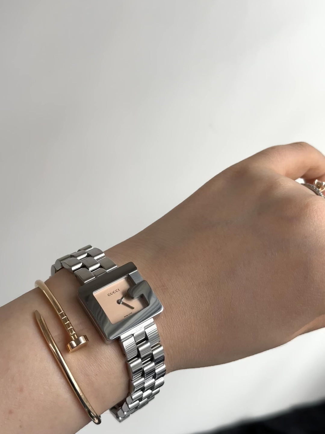 GUCCI G-Frame Square Watch ✨｜G-Shaped Case × Black-Silver Tone × Sleek Bracelet