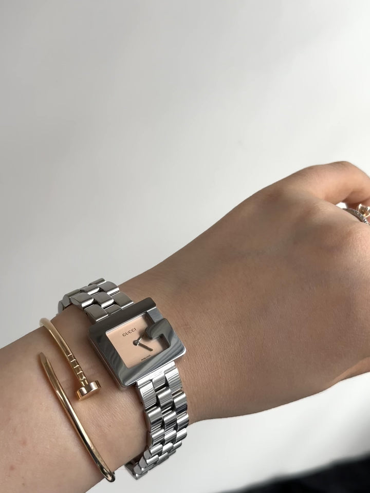 GUCCI G-Frame Square Watch ✨｜G-Shaped Case × Black-Silver Tone × Sleek Bracelet