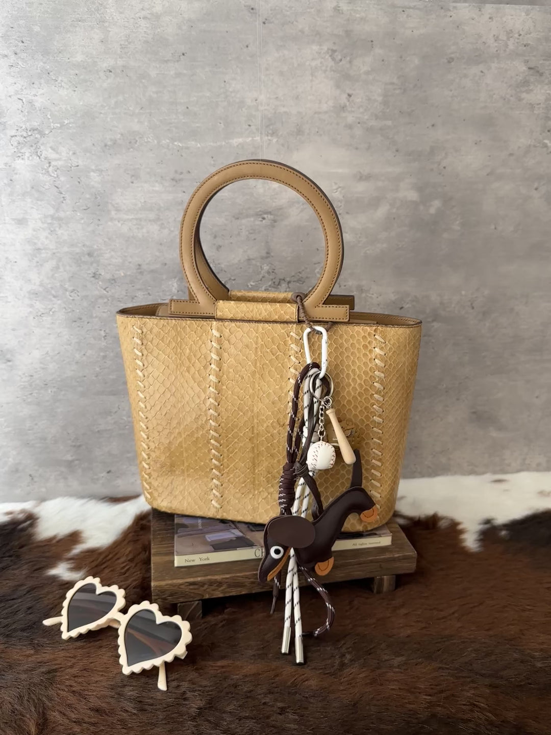 Ferragamo Snakeskin Top Handle Bag 💛｜Circular Handles × Contrast Stitching × Compact Capacity