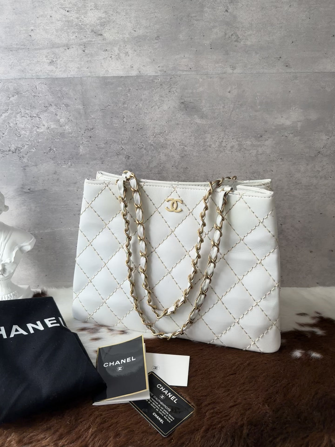 CHANEL White Calfskin Contrast-Stitch Chain Tote Bag 🤍｜Full Set × Near-Mint Condition × Elegant Everyday Style
