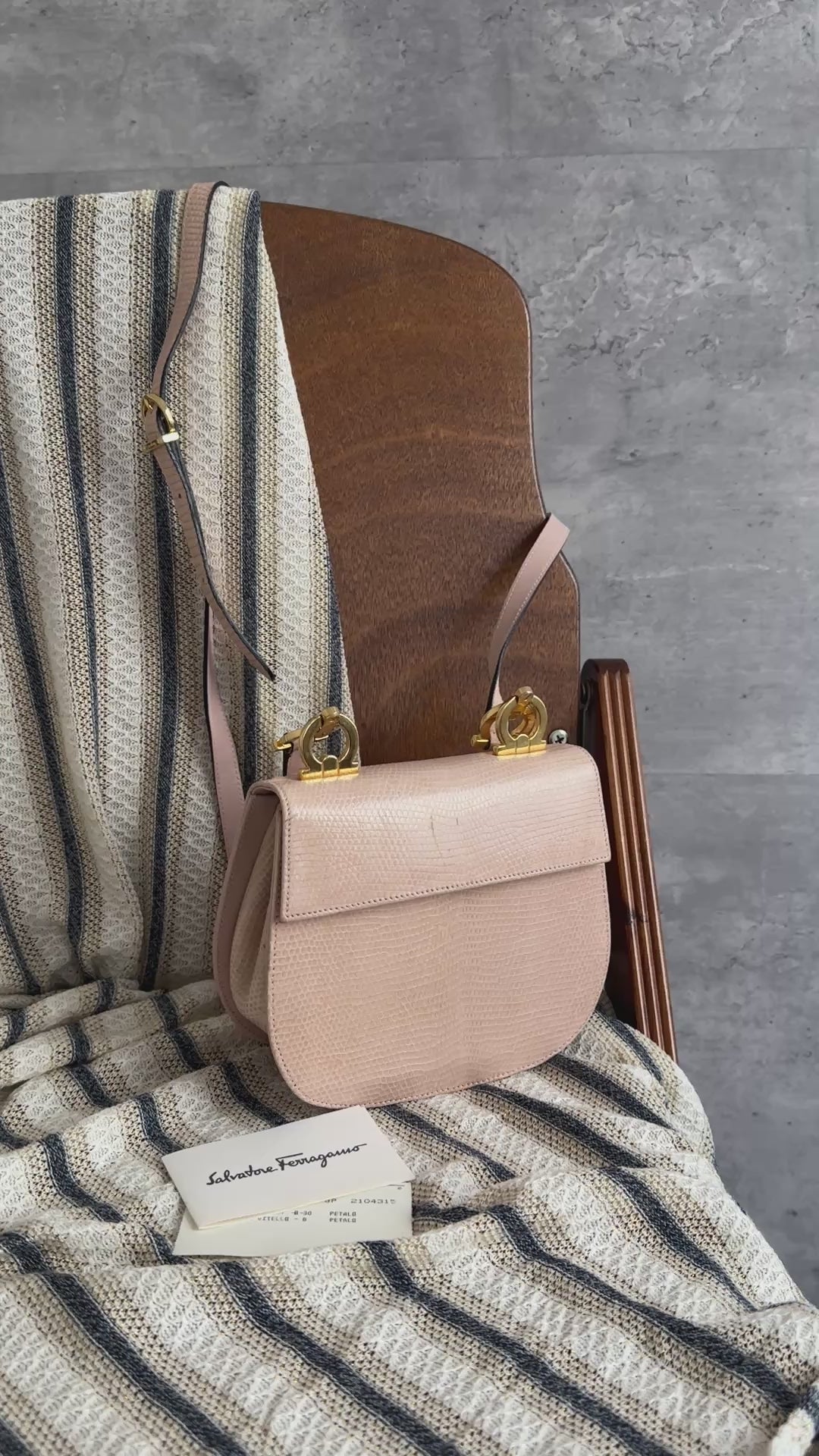 Ferragamo Gancini Shoulder Bag Pink Cowhide Leather 🎀｜Petal Pink × Gancini Hardware × Elegant Shoulder Style✨