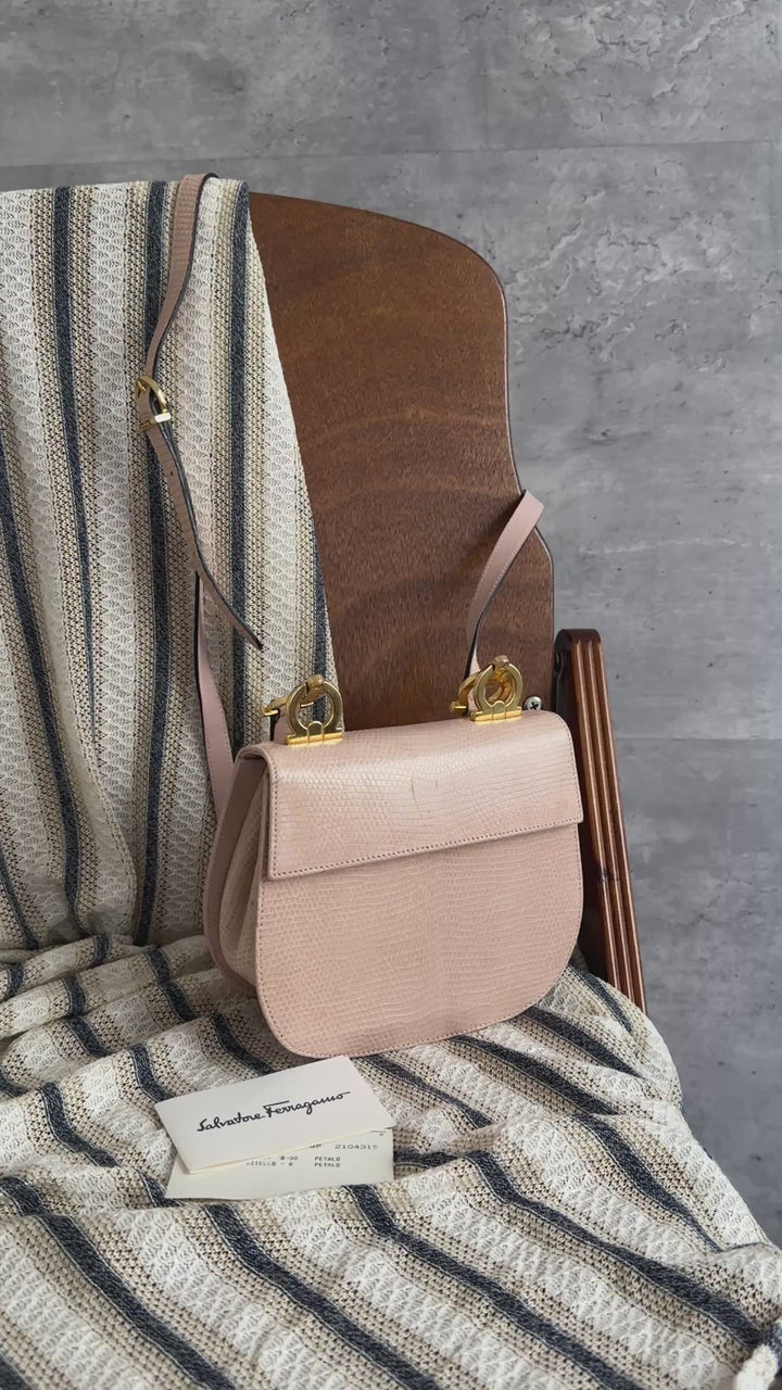 Ferragamo Gancini Shoulder Bag Pink Cowhide Leather 🎀｜Petal Pink × Gancini Hardware × Elegant Shoulder Style✨