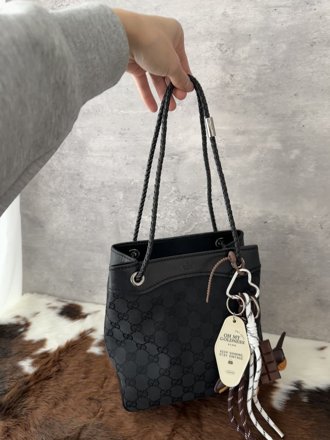 Gucci “Black GG Canvas & Leather Bucket Bag” 🖤✨ | Braided Leather Strap & Ultra-Lightweight Design