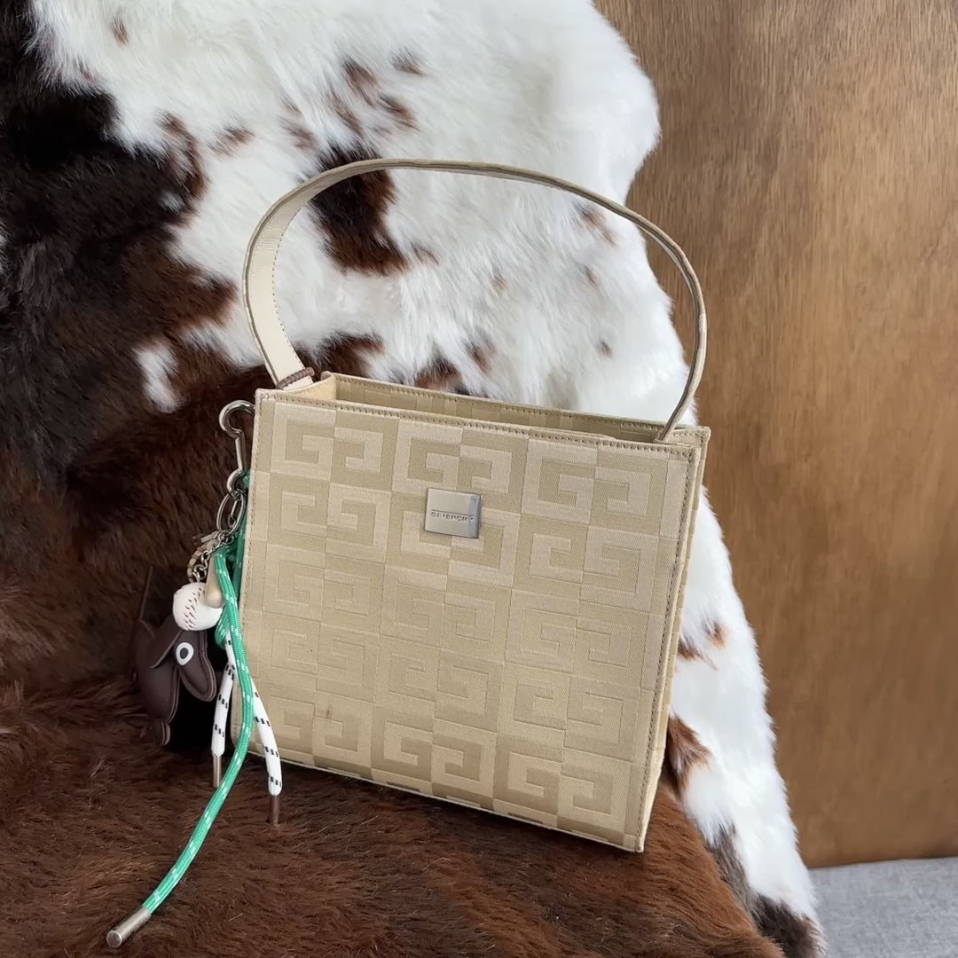 Givenchy Logo Canvas Shoulder Bag 🤍｜Signature 4G Monogram × Minimalist Structured Shape × Elegant Neutral Tone