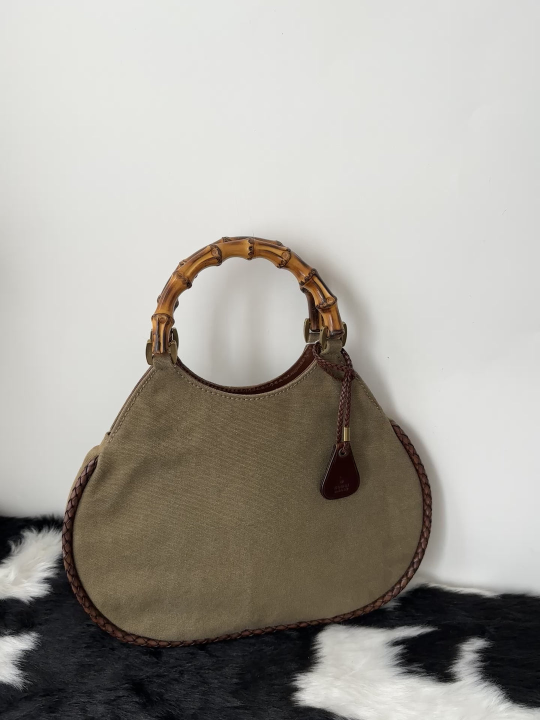 Gucci “Bamboo Woven-Edge Tote” 🫒✨ | Rare Craftsmanship & Effortless Lightness